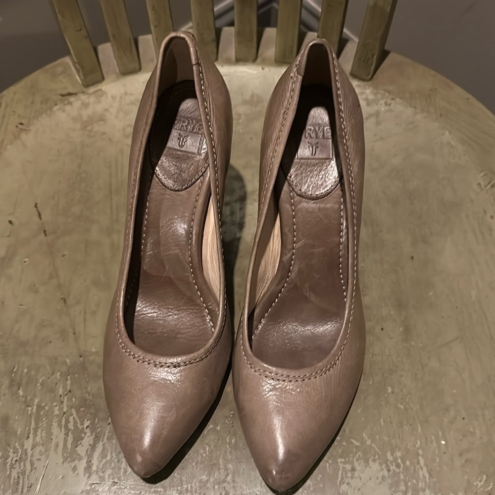 Frye sz 8.5 leather taupe/ beige Regina high heel